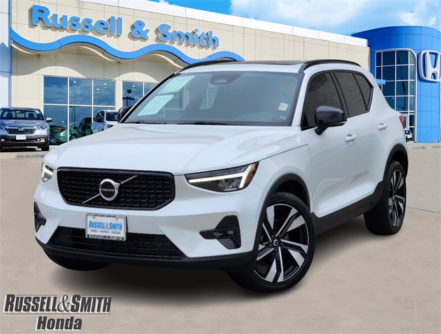 2023 Volvo XC40 B5 Plus Dark Theme